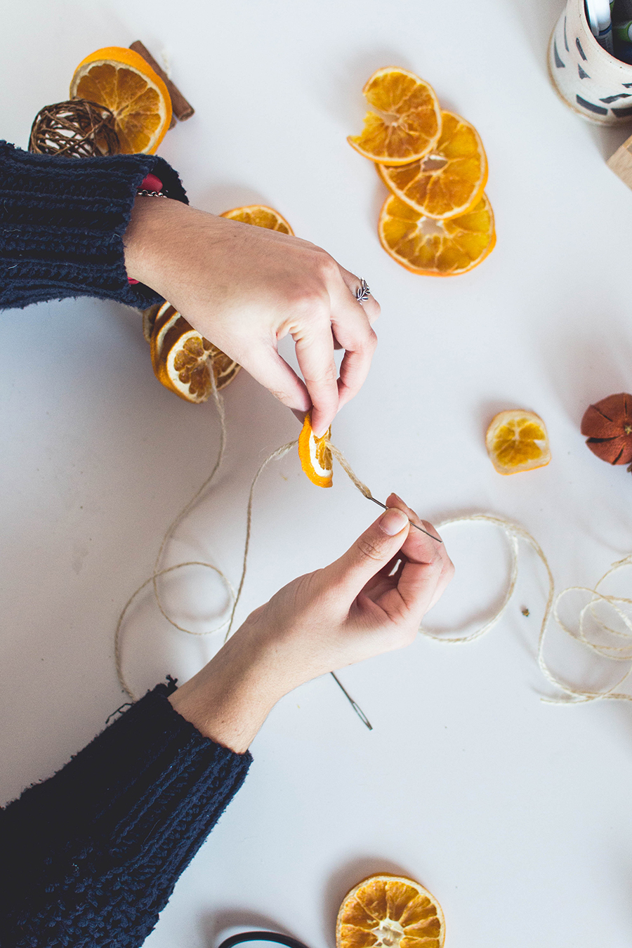 Asseble your DIY Winter Scented Garland with a thick thread and needle