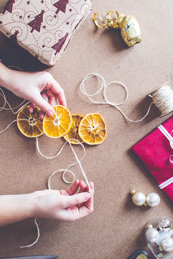 3 DIY Wrapping Ideas: Decorate with dried winter fruits