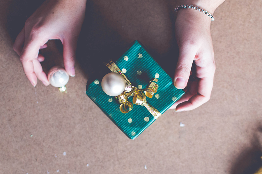 3 DIY Wrapping Ideas: Decorate with small ornaments