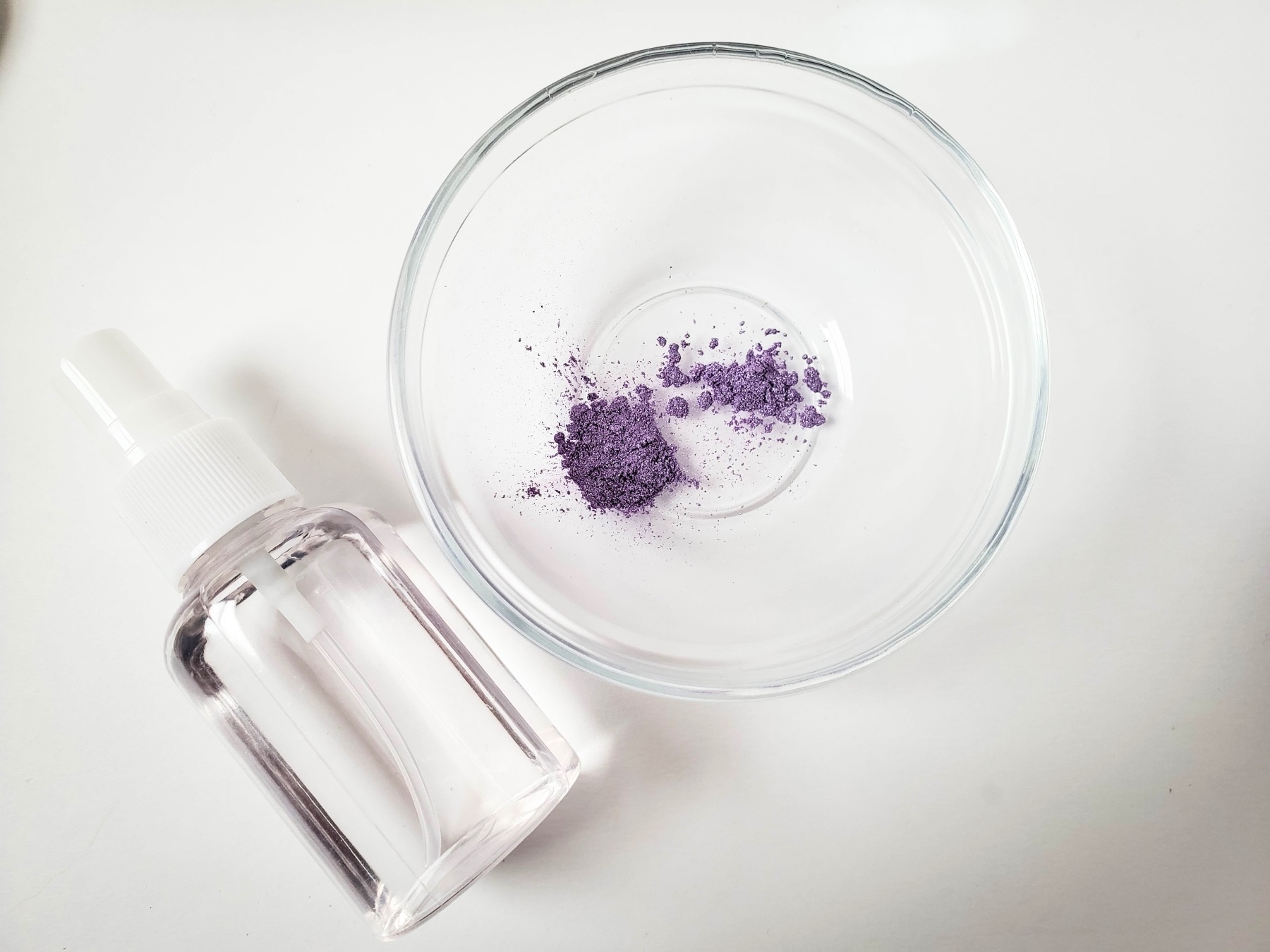 add lavender mica powder and alcohol into a bowl