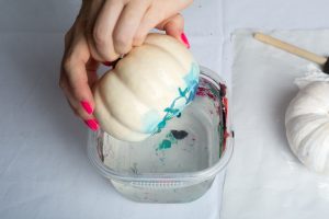 diy-marbled-pumpkins-in-process-diy-tutorial