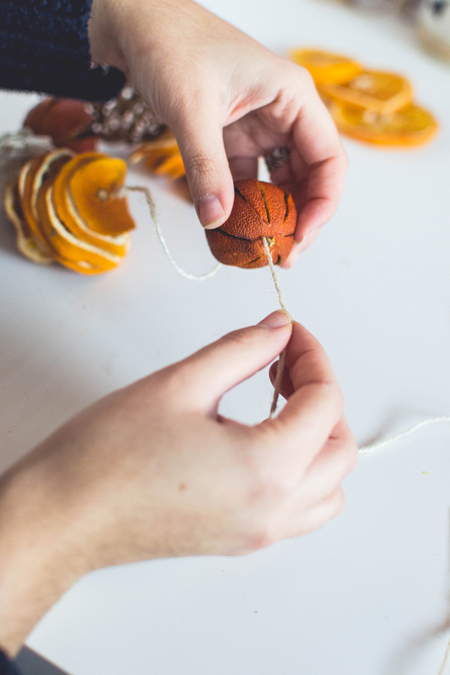 Add clementines to your DIY winter scented garland