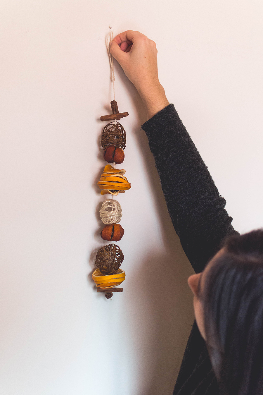 How to make your own DIY winter scented garland
