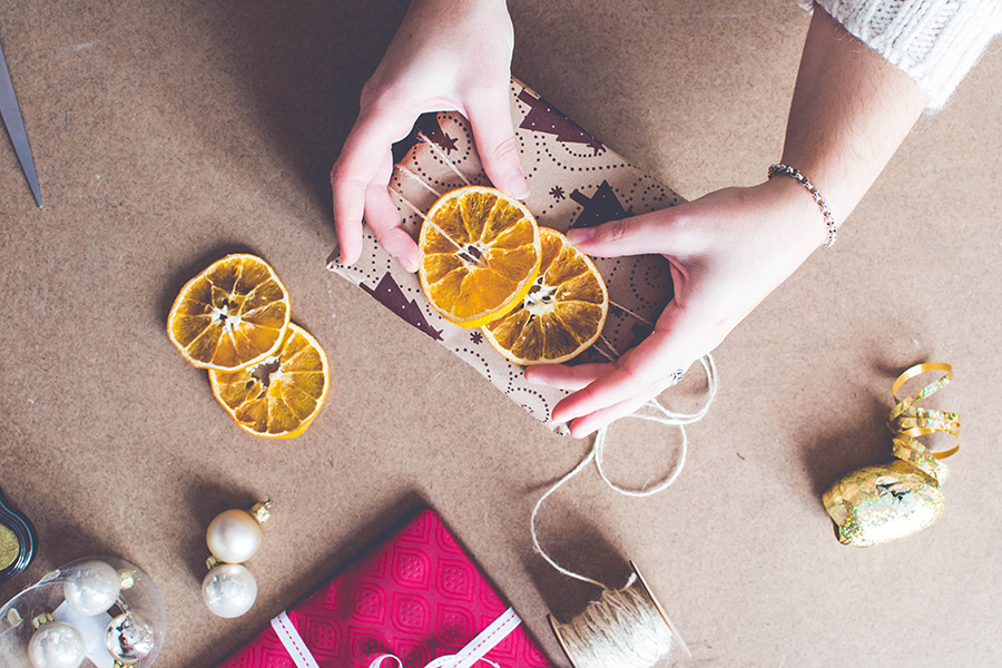 3 DIY Wrapping Ideas: Decorate your wrapping with dried orange