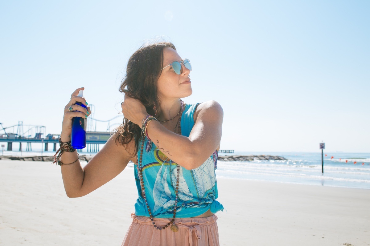 michelle using diy surf spray with aloe gel pop shop america