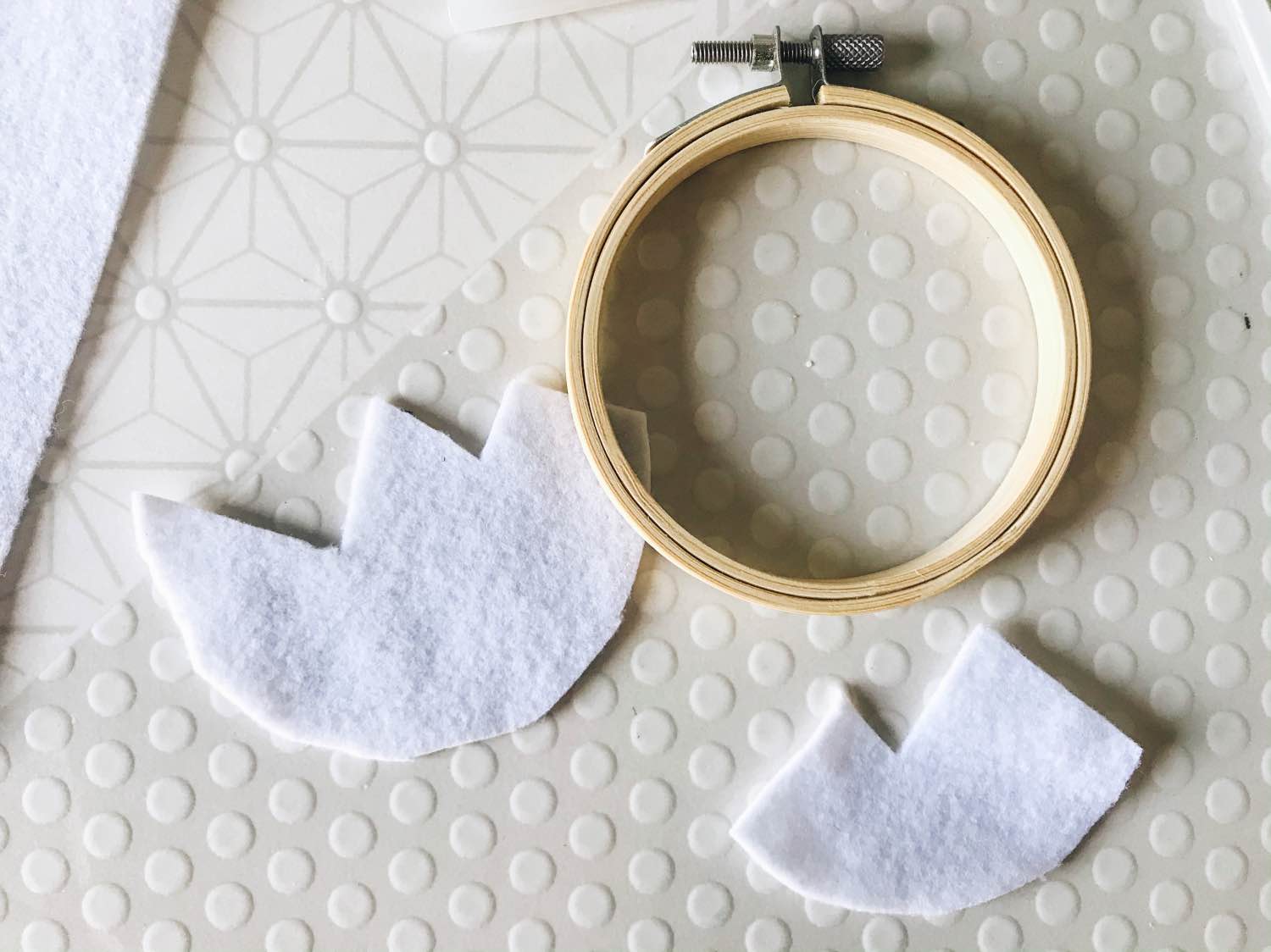 diy mini embroidery hoop holiday wreath tutorial