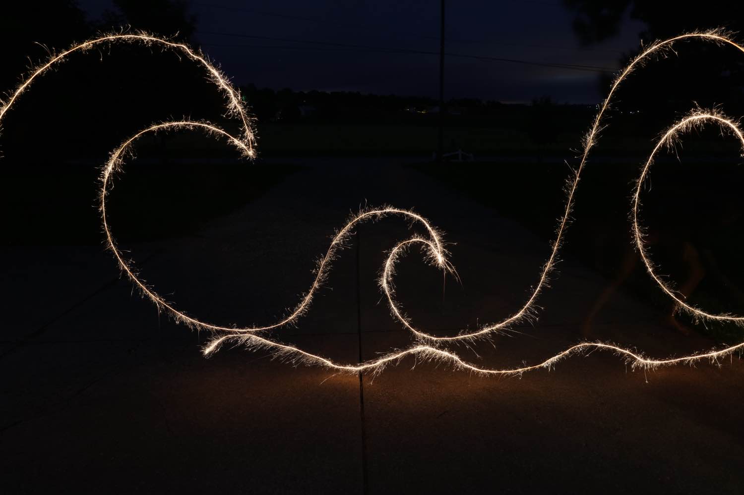 make a wave shape with a sparkler photography tutorial