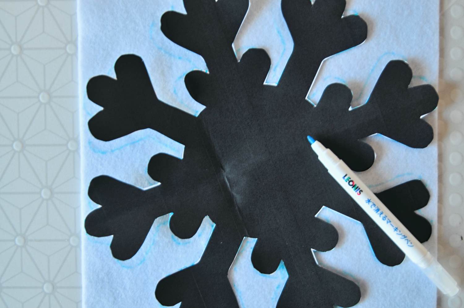 trace the snowflake template on felt snowflake placemat diy