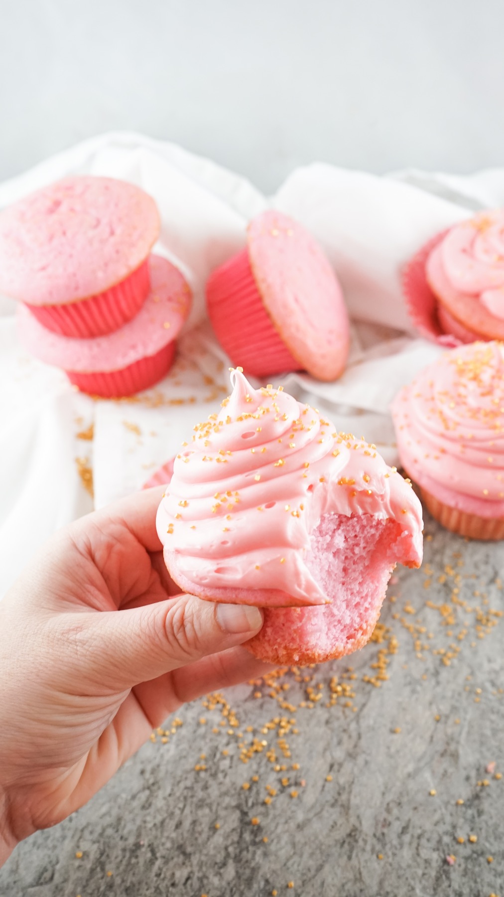 recipe tutorial for pink champagne frosted cupcakes