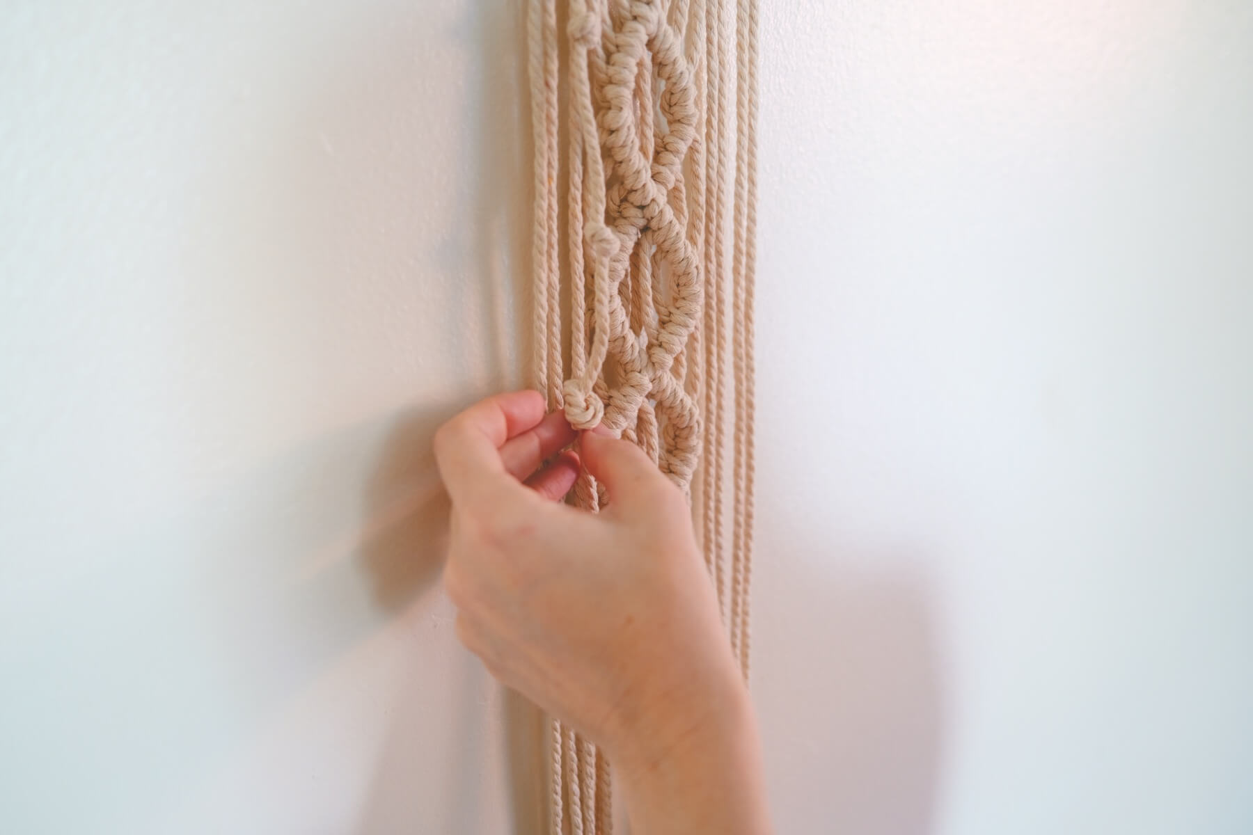 macrame simple knot making instructions for a wall hanging
