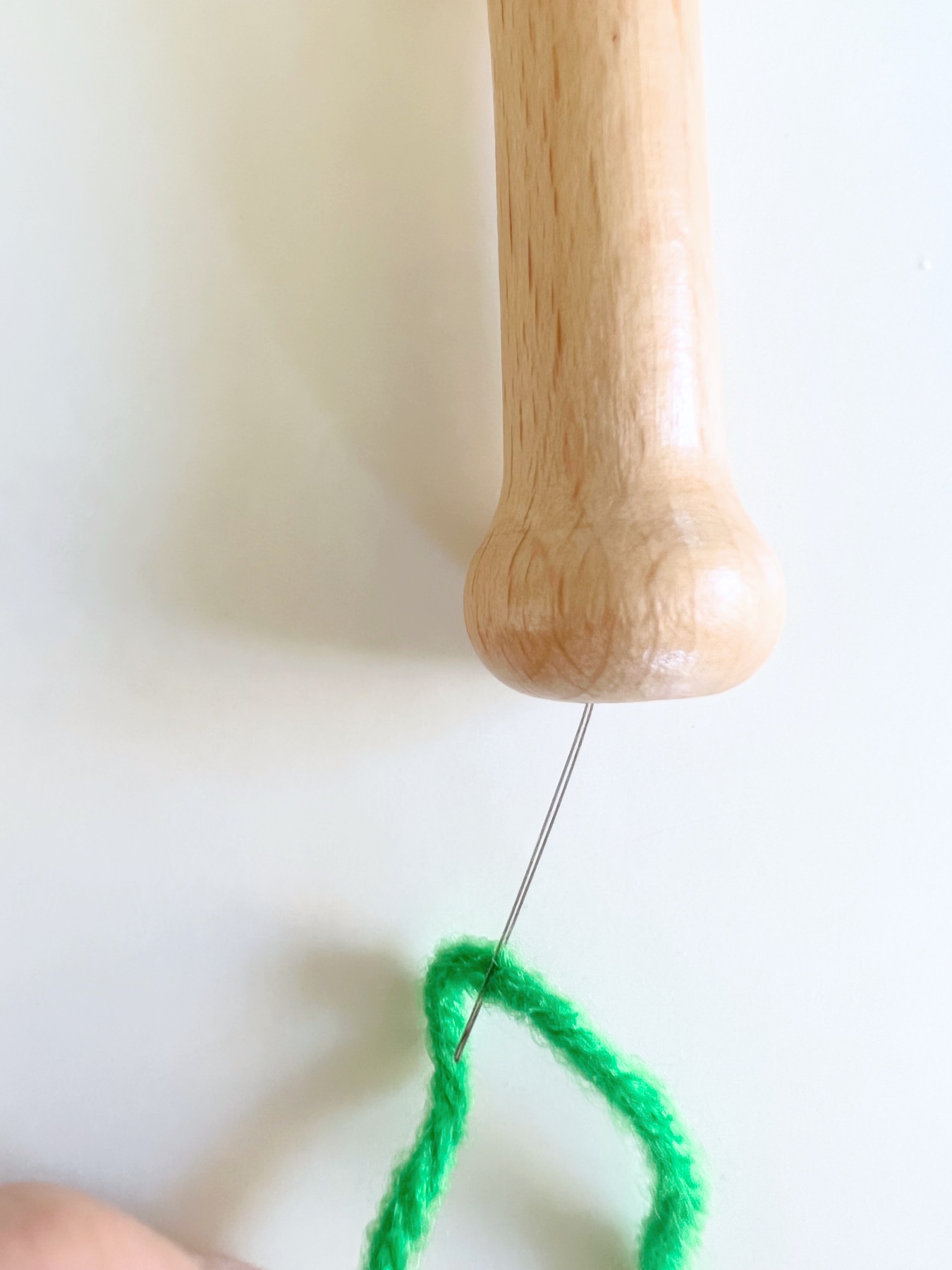how to put yarn in a punch needle threader